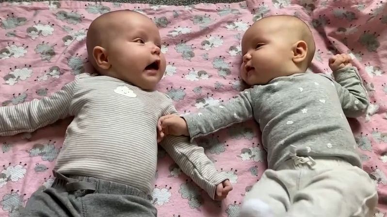 Američanka porodila dvojčata, každé z dětí má jinou matku